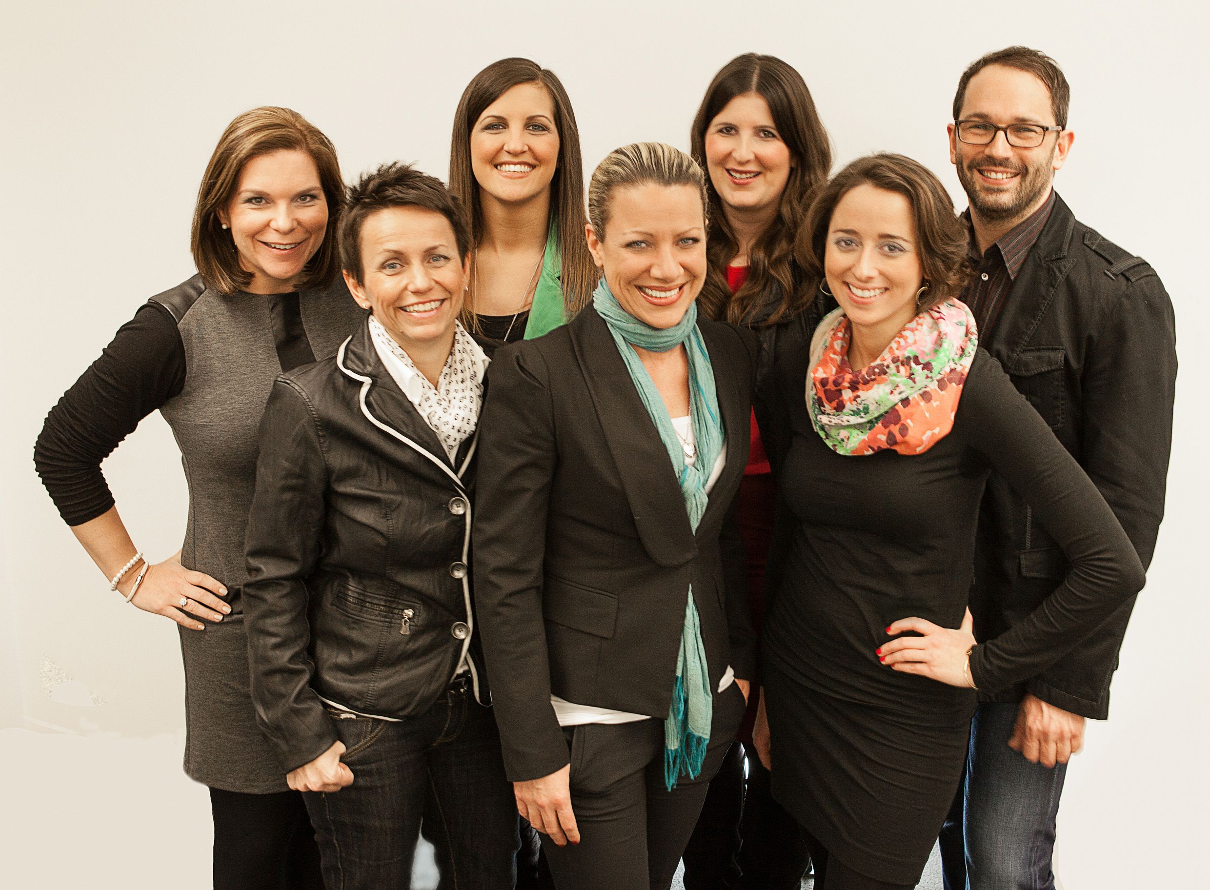 hintere Reihe von links nach rechts: Claudia Krügel, Karin Kainzbauer, Ulrike
Sigl, Jan Hosa, vordere Reihe von links nach rechts: Simone Sperrer, Nina
Consemüller, Stephanie Pasquali-Campostellato