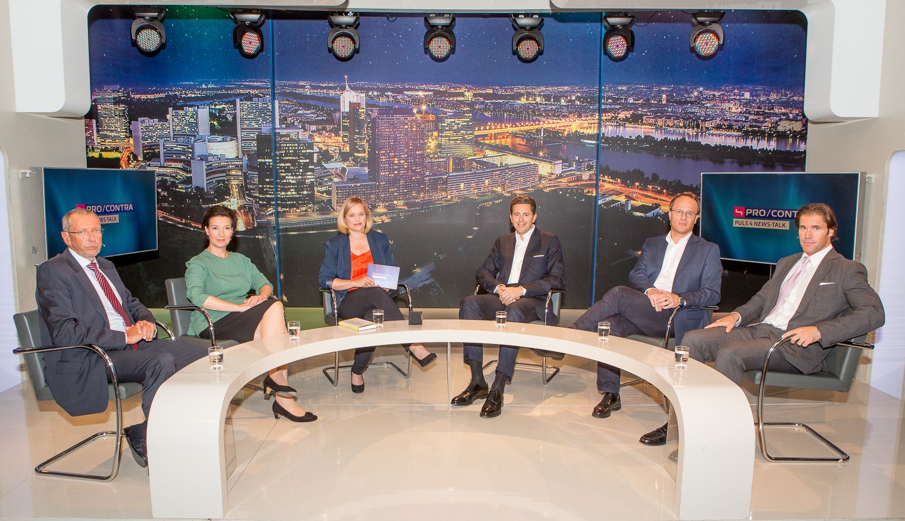 v.l.n.r. Philosoph Konrad Paul Liessmann, Bundesministerin Gabriele
Heinisch-Hosek, PULS 4-Infodirektorin Corinna Milborn, Staatssekretär Harald
Mahrer, Bildungs-Vordenker Markus Hengstschläger und Kolumnist Tassilo Wallentin
(c) Christian Mikes