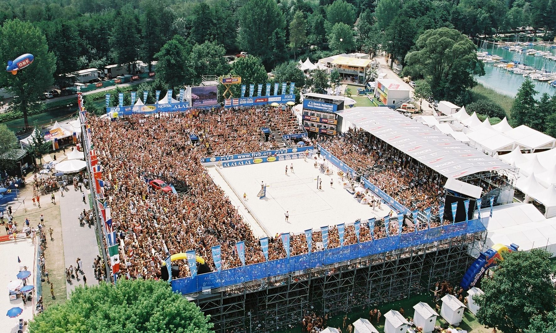 Der Center Court in Klagenfurt beim Beach Volley Ball Grand Slam 2001.