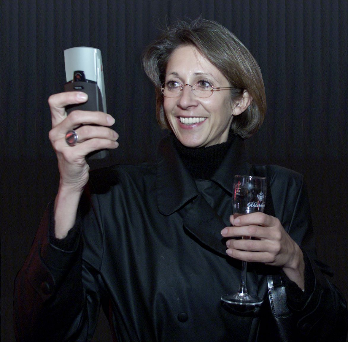 Stefanie Bleil, stellvertretende Geschäftsführerin SevenOne Media Austria, beim
SMS-Senden.