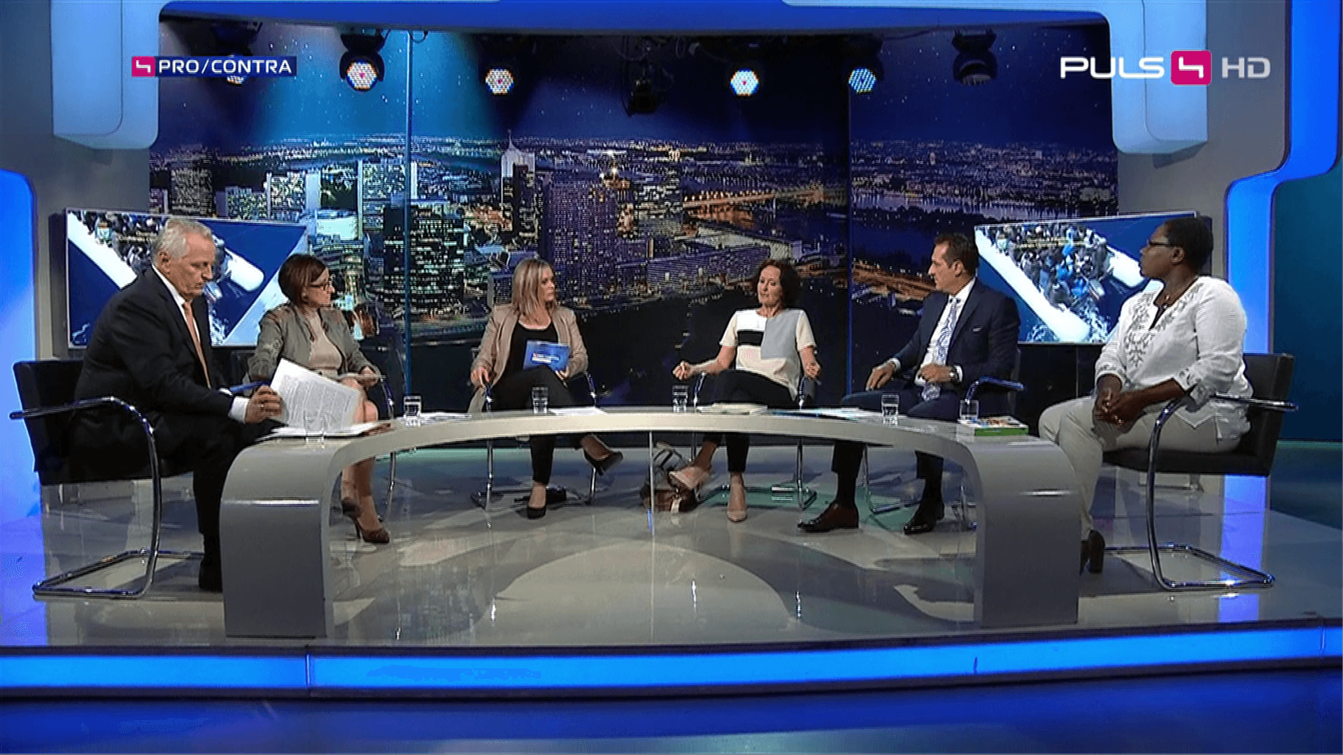 v.l.n.r. Rudolf Hundstorfer, Johanna Mikl-Leitner, Corinna Milborn, Eva
Glawischnig, Heinz-Christian Strache, Beatrice Achaleke
